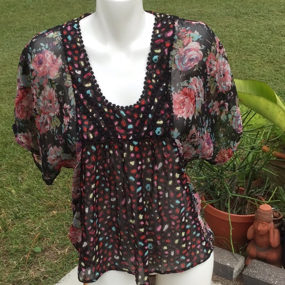 Xhilaration Tops - 🌹NWOT Xhilaration Size Med Way Too Colorful Top🌹